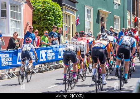 Les coureurs qui s'affrontant à Market Hill à Maldon lors de la course cycliste RideLondon Classique UCI Women's WorldTour 2022. Passage de maisons et de spectateurs Banque D'Images