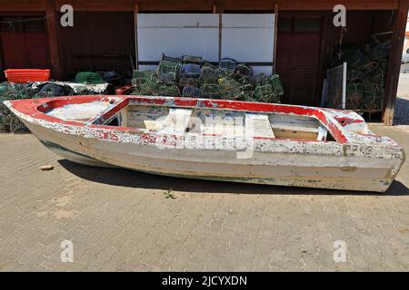 La coque en fibre de verre de l'ancien bateau à moteur de pêche a été mise à terre sur le quai. Alvor-Portugal-331 Banque D'Images