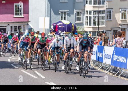 Les coureurs qui s'affrontant à Market Hill à Maldon lors de la course cycliste RideLondon Classique UCI Women's WorldTour 2022. Chef d'équipe de district Banque D'Images