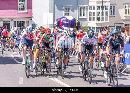 Les coureurs qui s'affrontant à Market Hill à Maldon lors de la course cycliste RideLondon Classique UCI Women's WorldTour. Équipe DSM, IBCT, Trek Segafredo, Canyon/SRAM Banque D'Images