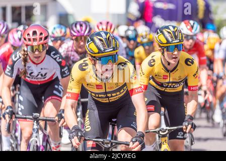 Les coureurs qui s'affrontant à Market Hill à Maldon lors de la course cycliste RideLondon Classique UCI Women's WorldTour 2022. Teuntje Beekhuis du centre Jumbo Visma Banque D'Images