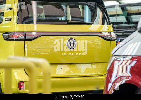Hanovre, Allemagne. 16th juin 2022. Un ID. Buzz se tient pendant une visite de l'usine de la production de l'ID. Buzz dans le contrôle de la qualité à l'usine de véhicules commerciaux Volkswagen à Hanovre. Le Bulli ID entièrement électrique. Buzz est fabriqué à Hanovre. Crédit : OLE Spata/dpa/Alay Live News Banque D'Images