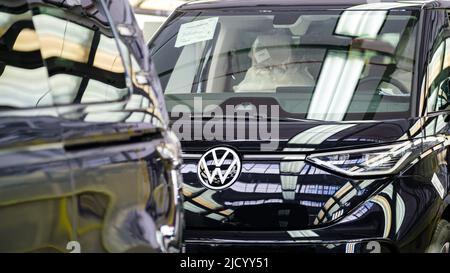 Hanovre, Allemagne. 16th juin 2022. Un ID. Buzz se tient pendant une visite de l'usine de la production de l'ID. Buzz dans le contrôle de la qualité à l'usine de véhicules commerciaux Volkswagen à Hanovre. Le Bulli ID entièrement électrique. Buzz est fabriqué à Hanovre. Crédit : OLE Spata/dpa/Alay Live News Banque D'Images