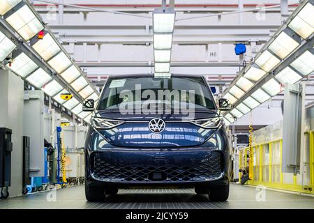 Hanovre, Allemagne. 16th juin 2022. Un ID. Buzz se tient pendant une visite de l'usine de la production de l'ID. Buzz dans le contrôle de la qualité à l'usine de véhicules commerciaux Volkswagen à Hanovre. Le Bulli ID entièrement électrique. Buzz est fabriqué à Hanovre. Crédit : OLE Spata/dpa/Alay Live News Banque D'Images