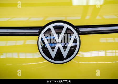 Hanovre, Allemagne. 16th juin 2022. Un ID. Buzz se tient pendant une visite de l'usine de la production de l'ID. Buzz dans le contrôle de la qualité à l'usine de véhicules commerciaux Volkswagen à Hanovre. Le Bulli ID entièrement électrique. Buzz est fabriqué à Hanovre. Crédit : OLE Spata/dpa/Alay Live News Banque D'Images