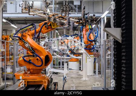 Hanovre, Allemagne. 16th juin 2022. Les robots définissent le corps d'un ID. Buzz lors d'une visite de l'usine pour la production de l'ID. Buzz à l'usine de véhicules commerciaux Volkswagen à Hanovre. Le Bulli ID entièrement électrique. Buzz est fabriqué à Hanovre. Crédit : OLE Spata/dpa/Alay Live News Banque D'Images