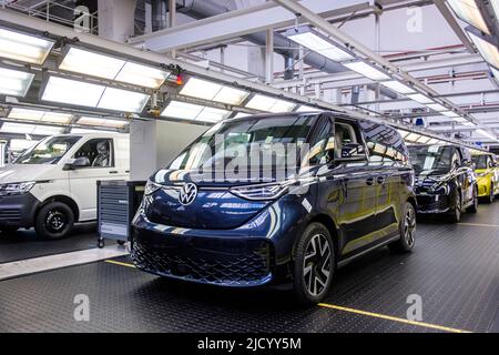 Hanovre, Allemagne. 16th juin 2022. Un ID. Buzz se tient pendant une visite de l'usine de la production de l'ID. Buzz dans le contrôle de la qualité à l'usine de véhicules commerciaux Volkswagen à Hanovre. Le Bulli ID entièrement électrique. Buzz est fabriqué à Hanovre. Crédit : OLE Spata/dpa/Alay Live News Banque D'Images