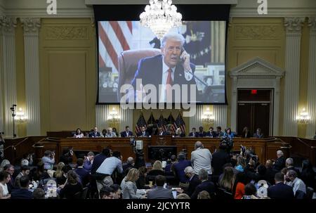 Washington, États-Unis. 16th juin 2022. Une image de l'ancien président Donald Trump s'affiche alors que le comité spécial de la Chambre des représentants enquête sur l'attaque du 6 janvier contre le Capitole des États-Unis tient une audience publique pour discuter des conclusions d'une enquête d'un an, sur Capitol Hill à Washington, DC, jeudi 16 juin 2022. Photo de piscine par Drew Angerer/UPI crédit: UPI/Alamy Live News Banque D'Images