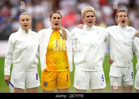 Leah Williamson (à gauche), gardien de but Mary Earps, Millie Bright et Ellen White (à droite), avant le match amical international des femmes à Molineux, Wolverhampton. Date de la photo: Jeudi 16 juin 2022. Banque D'Images