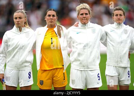 Leah Williamson (à gauche), gardien de but Mary Earps, Millie Bright et Ellen White (à droite), avant le match amical international des femmes à Molineux, Wolverhampton. Date de la photo: Jeudi 16 juin 2022. Banque D'Images