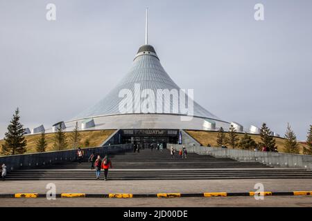 Nur Sultan (Astana), Kazakhstan, 11.11.21. Khan Shatyr Entertainment Center, entrée du centre commercial en forme de tente avec les gens qui y marchent. Banque D'Images