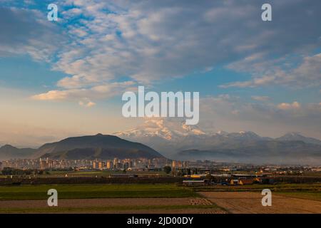 Vue sur Kayseri avec le Mont Erciyes au lever du soleil. Paysage urbain de Kayseri en anatolie centrale de Turquie ou Turkiye. Banque D'Images