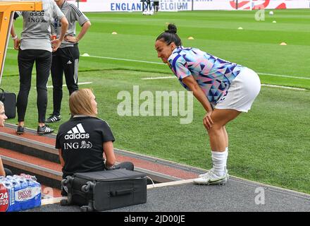 Janice Cayman de Belgique a été photographié lors de discussions avec Lucy Bronze, ancienne coéquipière de l'Olympique Lyon, en prévision du match amical entre l'équipe nationale féminine de football belge The Red Flames et l'équipe nationale féminine anglaise Lionesses, à Wolverhampton, Royaume-Uni, le jeudi 16 juin 2022. BELGA PHOTO DAVID CATRY Banque D'Images