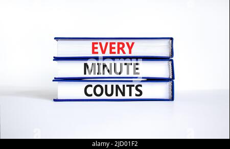 Chaque minute compte le symbole. Mots de concept chaque minute compte sur des livres sur une belle table blanche fond blanc. Affaires, motivation et chaque m Banque D'Images