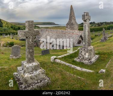 L'église pittoresque de Saint-Enodoc est située dans les dunes de sable à l'est de Daymer Bay et de Brea Hill sur les rives de la rivière Camel. Sable du vent Banque D'Images