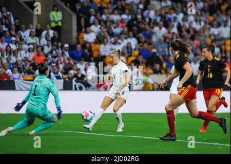 Wolverhampton, Royaume-Uni. 16th juin 2022. Leah Williamson (Angleterre n° 8) tente de contyer Nicky Evrard (Beligum n° 1 )&#XA;&#XA;Womens football Euro 2022 Warm up friendly Angleterre v Belgique Karl W Newton/SPP crédit: SPP Sport Press photo. /Alamy Live News Banque D'Images