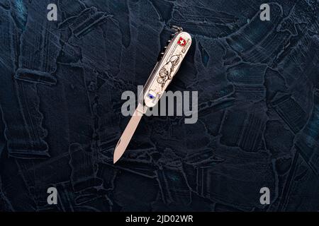Kiev, Ukraine - juin, 11 2022 édition limitée Victorinox couteau et Lion de Lucerne. Couteau avec un lion. Couteau avec logo. Banque D'Images