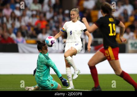 WOLVERHAMPTON, ROYAUME-UNI. 16th JUIN Leah Williamson, d'Angleterre, tente de s'évertailler la gardienne lors du match international amical entre England Women et la Belgique à Molineux, Wolverhampton, le jeudi 16th juin 2022. (Credit: Tom West | MI News) Credit: MI News & Sport /Alay Live News Banque D'Images