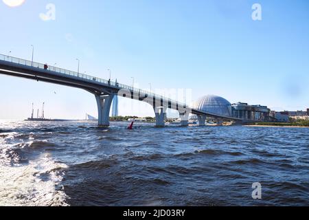 Vue sur le pont piétonnier de l'autre côté de la Neva Banque D'Images