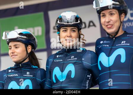 Lourdes Oyarbide Jimenez, Sheyla Gutierrez Ruiz, Gloria Rodriguez Sanchez Movistar équipe avant de participer à la course cycliste UCI The Women's Tour Banque D'Images