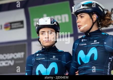 Lourdes Oyarbide Jimenez, Sheyla Gutierrez Ruiz Movistar avant de participer à la course cycliste UCI le Tour des femmes de Colchester à Bury St Edmunds Banque D'Images