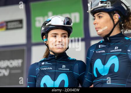 Lourdes Oyarbide Jimenez, Sheyla Gutierrez Ruiz Movistar avant de participer à la course cycliste UCI le Tour des femmes de Colchester à Bury St Edmunds Banque D'Images