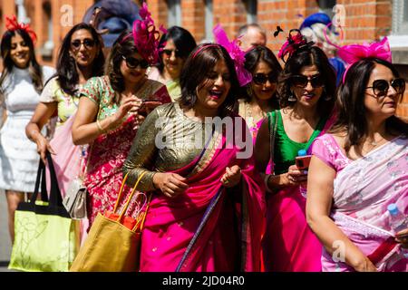 Ascot, Royaume-Uni. 16th juin 2022. Les Racegoers arrivent à Royal Ascot en portant des saris pour la fête des dames. L'événement de cette année est le premier où les saris sont autorisés dans le code vestimentaire. Crédit : Mark Kerrison/Alamy Live News Banque D'Images