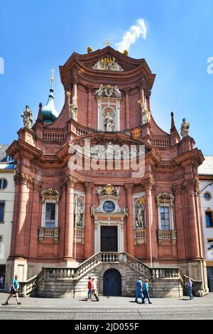 Würzburg, Allemagne - juin 2022 : façade ouest de style baroque de la Collégiale Neumünster Banque D'Images