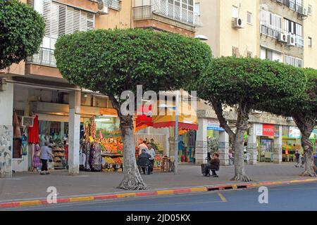 BAT YAM, ISRAËL - 6 MAI 2011: C'est une des rues résidentielles dans la banlieue de tel Aviv. Banque D'Images