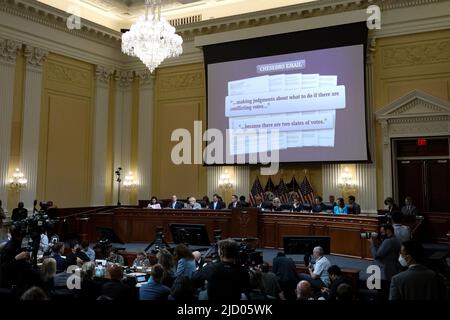 Les citations tirées des e-mails sont affichées à l'écran lors d'une audience du comité spécial pour enquêter sur l'attaque de 6 janvier sur le Capitole des États-Unis à Washington, DC, Etats-Unis, jeudi, 16 juin, 2022. Le comité d'enquête sur l'insurrection du Capitole des États-Unis en 2021 se concentre sur les efforts de Donald Trump pour faire pression sur le vice-président de l'époque, Mike Pence, pour qu'il utilise son rôle de président du Sénat pour bloquer la certification du Congrès de la victoire de Joe Biden à l'élection présidentielle. Photographe: Tom Brenner/Pool/Sipa USA crédit: SIPA USA/Alay Live News Banque D'Images