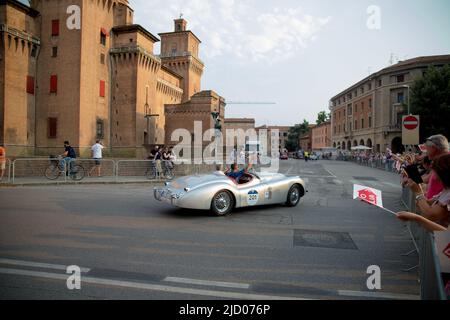 Ferrara, Émilie-Romagne, Italie. 15th juin 2022. Le 1000 Miglia 2022 a commencé la première étape de Brescia à Cervia-Milano Marittima avec un arrêt à Ferrara. (Credit image: © Carlo Vergani/Pacific Press via ZUMA Press Wire) Banque D'Images