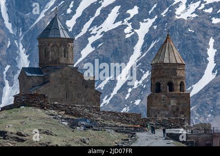 L'église de la Trinité de Gergeti, ou église de la Sainte Trinité, située dans les montagnes du Caucase. Stepantsminda, Géorgie. Banque D'Images