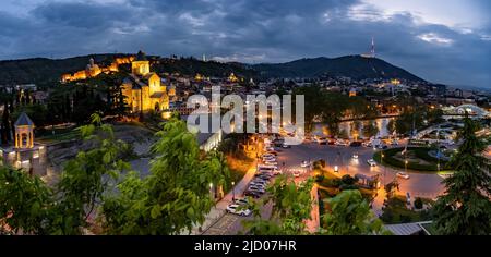 Vue panoramique sur le centre-ville au crépuscule. Tbilissi, Géorgie. Banque D'Images