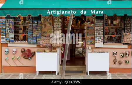 Venise, Italie - 03 septembre 2018: Devant d'une boutique de souvenirs avec aimants etc pour les touristes dans le village de Burano Banque D'Images