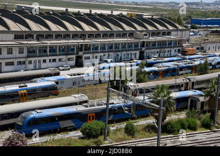 Tunis, Tunisie. 16th juin 2022. Vue générale des trains stationnaires garés dans les hangars de la Société nationale des chemins de fer Tunisiens (SNCFT - Société nationale des chemins de fer tunisiens), lors d'une grève générale annoncée par le Syndicat général du travail tunisien (UGTT) dans le secteur public tunisien, exigeant une augmentation des salaires et de meilleurs droits sociaux à Tunis. Crédit : SOPA Images Limited/Alamy Live News Banque D'Images