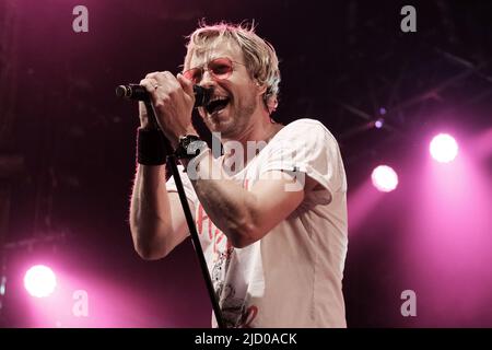 Newport, Royaume-Uni. 16th juin 2022. Le chanteur Rick Parfitt Jnr, fils de feu Rick Parfitt, guitariste avec Status quo, se présentant sur scène avec le groupe Rick Parfitt Jnr à l'ouverture dans le Big Top pendant le Festival de l'île de Wight. Crédit : SOPA Images Limited/Alamy Live News Banque D'Images