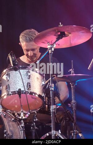 Newport, Royaume-Uni. 16th juin 2022. Le batteur Alex Toff se présente sur scène avec le groupe Rick Parfitt Jnr à l'ouverture dans le Big Top pendant le Festival de l'île de Wight. Crédit : SOPA Images Limited/Alamy Live News Banque D'Images