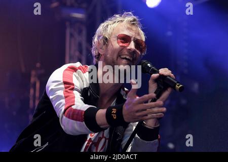 Newport, Royaume-Uni. 16th juin 2022. Le chanteur Rick Parfitt Jnr, fils de feu Rick Parfitt, guitariste avec Status quo, se présentant sur scène avec le groupe Rick Parfitt Jnr à l'ouverture dans le Big Top pendant le Festival de l'île de Wight. Crédit : SOPA Images Limited/Alamy Live News Banque D'Images