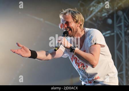 Newport, Royaume-Uni. 16th juin 2022. Le chanteur Rick Parfitt Jnr, fils de feu Rick Parfitt, guitariste avec Status quo, se présentant sur scène avec le groupe Rick Parfitt Jnr à l'ouverture dans le Big Top pendant le Festival de l'île de Wight. Crédit : SOPA Images Limited/Alamy Live News Banque D'Images