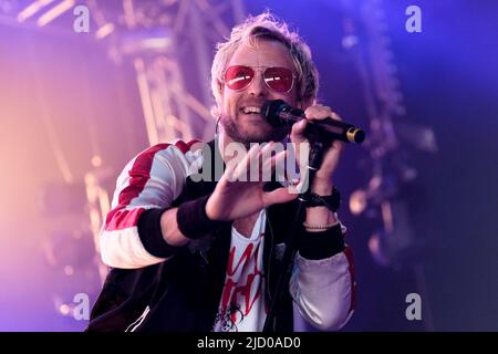 Newport, Royaume-Uni. 16th juin 2022. Le chanteur Rick Parfitt Jnr, fils de feu Rick Parfitt, guitariste avec Status quo, se présentant sur scène avec le groupe Rick Parfitt Jnr à l'ouverture dans le Big Top pendant le Festival de l'île de Wight. Crédit : SOPA Images Limited/Alamy Live News Banque D'Images