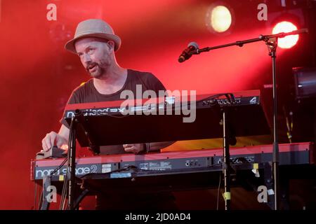 Newport, Royaume-Uni. 16th juin 2022. Le joueur de clavier Tim Oliver joue en direct sur scène avec le groupe Rick Parfitt Jnr à l'ouverture dans le Big Top pendant le Festival de l'île de Wight. Crédit : SOPA Images Limited/Alamy Live News Banque D'Images