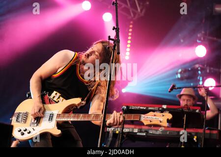 Newport, Royaume-Uni. 16th juin 2022. Luke, bassiste de RPJ, qui se déroule en direct sur scène avec le groupe Rick Parfitt Jnr à l'ouverture dans le Big Top pendant le festival de l'île de Wight. Crédit : SOPA Images Limited/Alamy Live News Banque D'Images