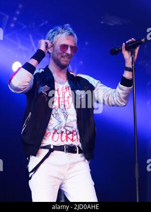 Newport, Royaume-Uni. 16th juin 2022. Le chanteur Rick Parfitt Jnr, fils de feu Rick Parfitt, guitariste avec Status quo, se présentant sur scène avec le groupe Rick Parfitt Jnr à l'ouverture dans le Big Top pendant le Festival de l'île de Wight. (Photo par Dawn Fletcher-Park/SOPA Images/Sipa USA) crédit: SIPA USA/Alay Live News Banque D'Images