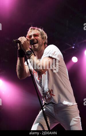 Newport, Royaume-Uni. 16th juin 2022. Le chanteur Rick Parfitt Jnr, fils de feu Rick Parfitt, guitariste avec Status quo, se présentant sur scène avec le groupe Rick Parfitt Jnr à l'ouverture dans le Big Top pendant le Festival de l'île de Wight. (Photo par Dawn Fletcher-Park/SOPA Images/Sipa USA) crédit: SIPA USA/Alay Live News Banque D'Images