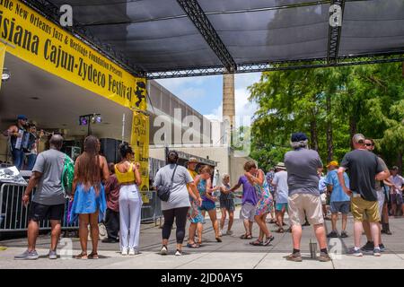 LA NOUVELLE-ORLÉANS, LA, États-Unis - 12 JUIN 2022 : danseurs et spectateurs devant la scène au festival Cajun-Zydeco de Louisiane Banque D'Images