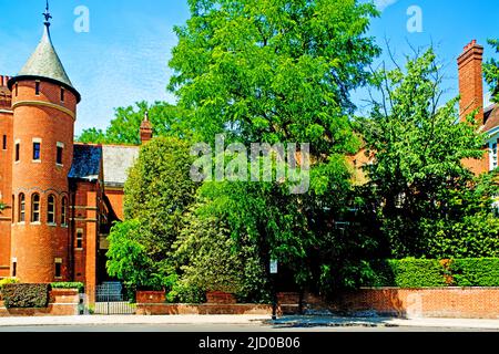 Tower House et Woodland House, respectivement propriété du guitariste LED Zeppelin Jimmy page et de la chanteuse Robbie Williams, Melbury Road, Holland Park, Londres Banque D'Images