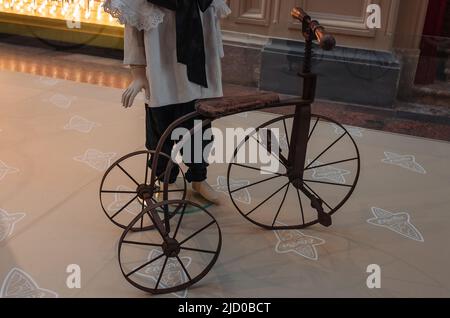 20 avril 2022, Moscou, Russie. Tricycle pour enfants fabriqué dans l'Empire russe à la fin du 19th siècle Banque D'Images