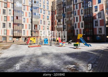 Aire de jeux en hiver dans la cour de la maison Banque D'Images