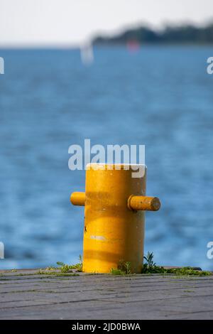 Helsinki / Finlande - 15 JUIN 2022 : gros plan d'un bollard amarré contre une mer bleu vif. Une petite île à l'horizon. Banque D'Images