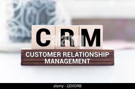 mots crm en 3d lettres de l'alphabet en bois sur un fond jaune vif avec espace de copie, concept d'affaires. CRM - gestion de la relation client. Avant Banque D'Images